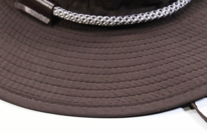 Dettaglio della tesa larga e della corda intrecciata sul cappello da sole marrone