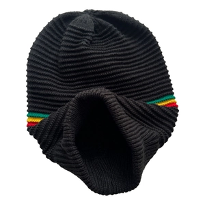 Schwarze Strickmütze für Damen und Herren mit rot-gelb-grünen Streifen im Reggae-Stil