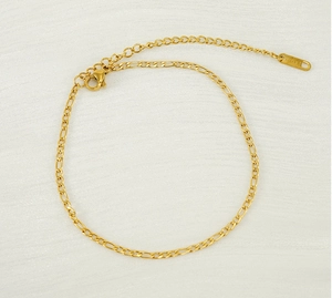 Detail der 18K Gold Figaro Fußkette mit Karabinerverschluss und verstellbarer Kette