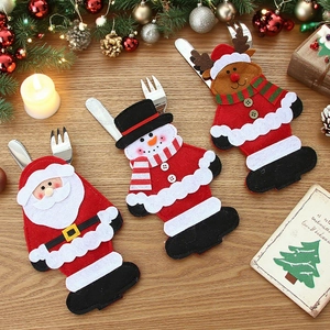 Pochettes à couverts de Noël avec Père Noël, bonhomme de neige et renne sur bois