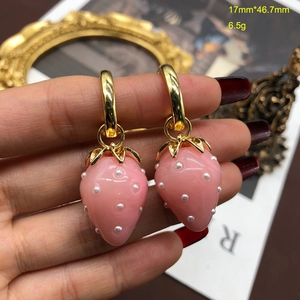 Detailed view of pink strawberry pearl earrings showing size dimensions and resin material