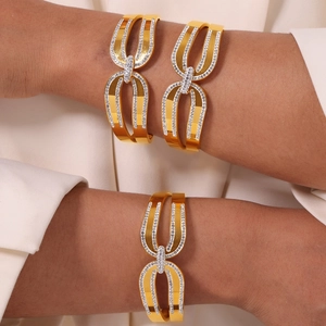 Bracelet jonc ouvert en acier titane plaqué or 18k avec design géométrique et zircons
