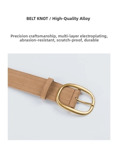 Détail de la boucle en alliage doré mat en forme de fer à cheval sur ceinture en daim kaki