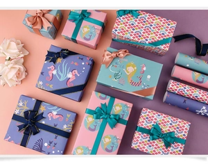 Détail du papier cadeau sirène avec motifs d'hippocampes et texte de princesse de mer