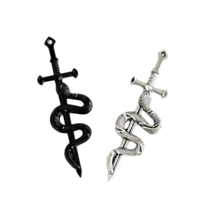 Pendentifs rétro en forme d'épée enlacée de serpent en noir et argent sur fond blanc