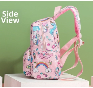 Vista laterale dello zaino per bambini con stampe unicorno e spallacci regolabili