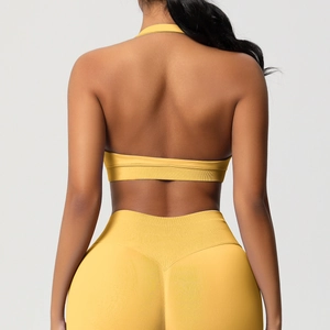 Détail du soutien-gorge de sport dos nu et du legging taille haute jaune gingembre