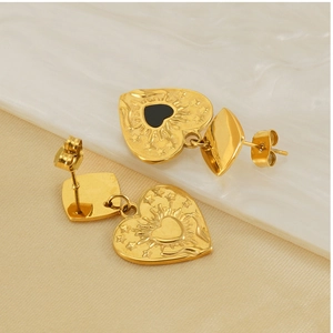 Dettaglio orecchini a cuore placcati oro 18K con smalto e incisione a stella
