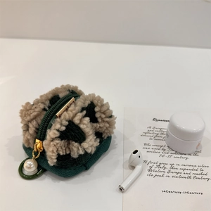 Vista ravvicinata della custodia per auricolari in peluche con perla e un gancio