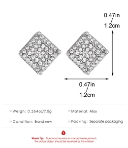 Detalle de pendientes cuadrados de 1,2 cm con pavé de diamantes de imitación brillantes