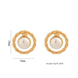 Golden twisted hoop earrings with white pearl detail, size 16mm and weight 6g