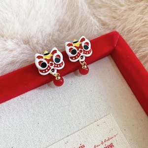 Gros plan de boucles d'oreilles Lion Dansant avec émail rouge et perles pendantes