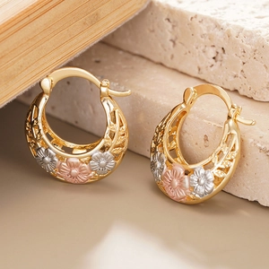 Elegante bloemen holle oorringen in goud, roségoud en zilver met een handige hefboomsluiting