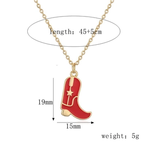 Detail of cowboy boot necklace pendant with dimensions 19x15mm and 45+5cm chain length