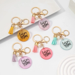 Lot de 5 porte-clés MOM en résine colorée avec pompons et perles en disposition soignée