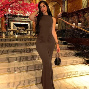 Detail der seitlichen Raffung an einem braunen, ärmellosen Maxikleid in Slim-Fit