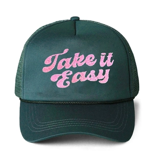 Détail de casquette trucker verte avec broderie chenille rose et accent de corde noire