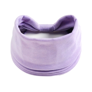Dettaglio della fascia yoga viola chiaro in maglia morbida con finitura elastica