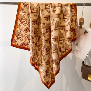 Carré de soie élégant 90cm avec imprimé géométrique et bordure orange contrastée