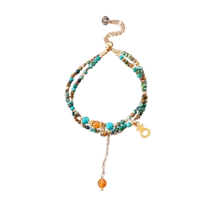 Bracciale boho multistrato con pietre turchesi e arancioni e ciondoli dorati regolabili