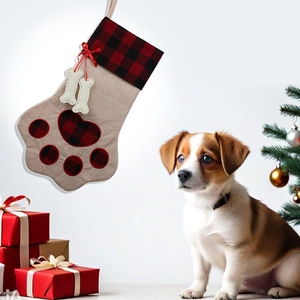Calza natalizia a forma di zampa di cane con motivo scozzese rosso e nero e osso