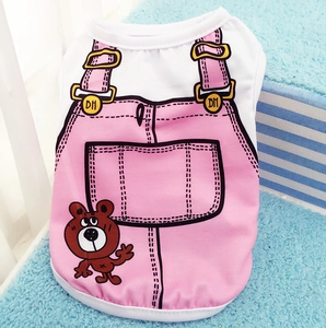 Détail d'un vêtement pour animaux avec imprimé salopette rose et motif d'ours brun