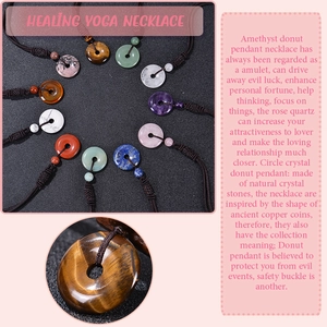 Détail macro du pendentif donut en oeil de tigre sur un collier de yoga curatif