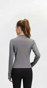 Vista posteriore della giacca termica grigia da yoga slim fit con cuciture sportive