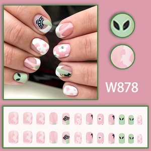 Faux ongles y2k rose et vert avec motifs aliens et soucoupes volantes tendance 2024
