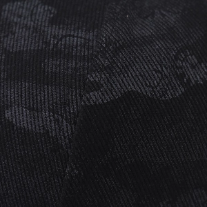 Makro-Detail aus hochwertigem dunkelgrauem Camouflage-Jacquard-Stoff für Baseballkappe