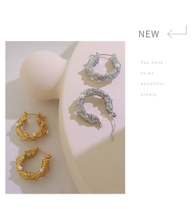 Détails de boucles d'oreilles martelées en or et argent avec perles et zircons
