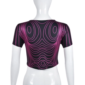 Gros plan d'un crop top pour femme avec motif de vagues roses et coupe ajustée au dos