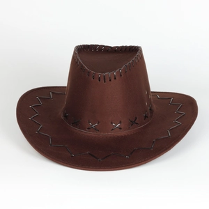 Détail du chapeau de cowboy en suédine marron foncé avec coutures en croix noires