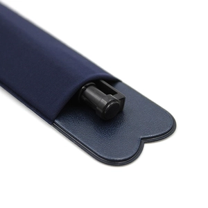 Nahaufnahme des Details der dunkelblauen elastischen Stiftschlaufe mit herzförmiger Basis.