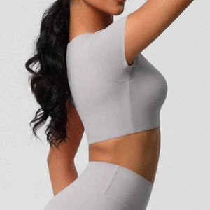 Détail d'un crop top de yoga gris clair ajusté et de leggings avec finition mate