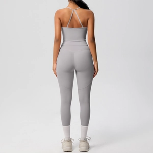 Détail du débardeur de yoga à dos croisé et legging taille haute en gris mat