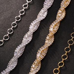 Dettaglio macro delle collane con strass oro e argento e chiusura regolabile