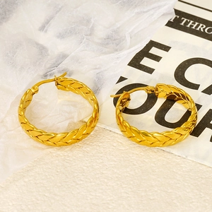 Fashionable 18k gold plated stainless steel hoop earrings with woven wheat pattern
