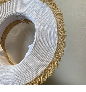 Detailansicht der 100% Papierfaser-Innenseite und des Pflegeetiketts dieses Strohhuts