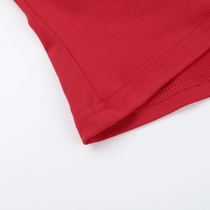 Makroaufnahme der Doppelnaht am Saum des roten Stricktops mit feiner Textur