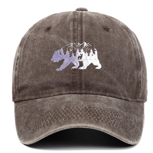 Detalle del bordado de oso y montaña en gorra de béisbol de algodón lavado