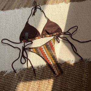 Ensemble bikini au crochet avec motif à vagues, haut licou et culotte nouée sur les côtés