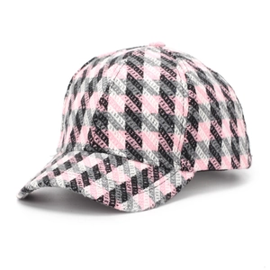 Détail de la texture pied-de-poule rose et noir sur une casquette de baseball rétro