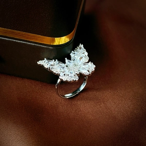 Bague papillon ajustable en argent avec zircons étincelants sur fond en soie chic