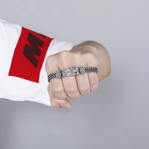 Bracelet rétro en acier titane pour homme avec double chaîne et fermoir rectangulaire