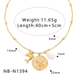 Detaillierte Größenangaben für goldene Meereshalskette mit Delfin und Blumenanhängern
