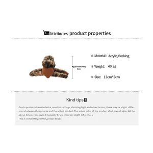 Détail de la pince à cheveux cœur léopard avec texture floquée et dimensions du produit