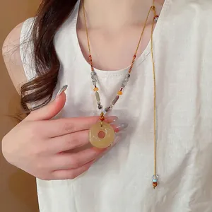 Collier ethnique en agate grise avec un pendentif boucle Ping'an jaune vif