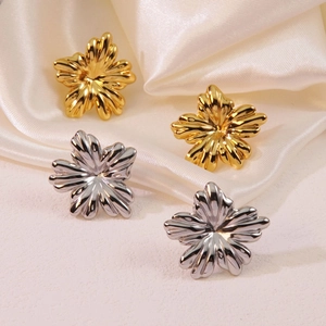 Boucles d'oreilles fleur en métal texturé finitions or et argent sur soie