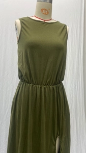 Detail van mouwloze legergroene jurk met elastische taille en stijlvolle zijsplitjes